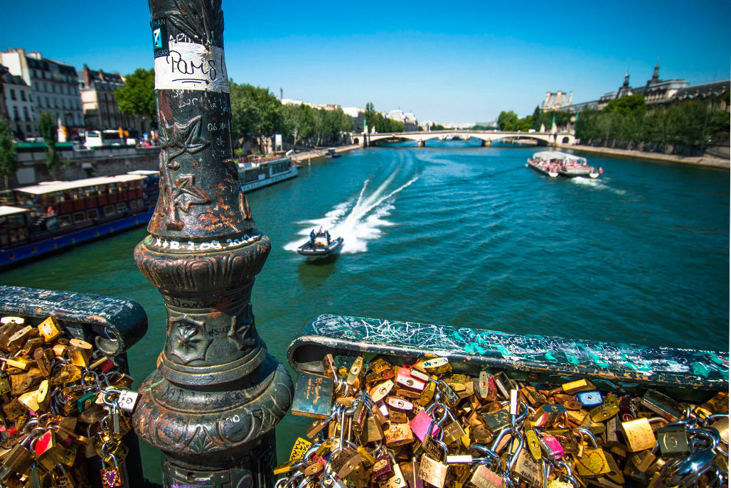 Paris rive gauche, pont des arts, vue d'un bateau sur la Seine